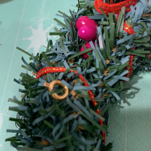 Frosty friends Wreath with 1 mini ornament - Picture 11 of 11